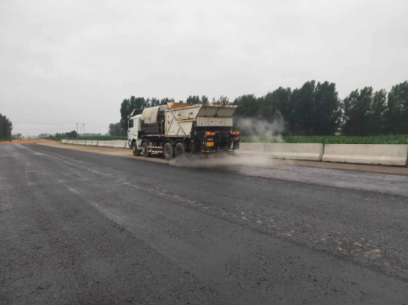 祝賀我司平頂山外環(huán)項(xiàng)目透層、稀漿封層試驗(yàn)段完成