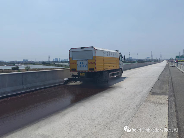 熱烈祝賀我司中江高速稀漿封層、透層試驗(yàn)段成功